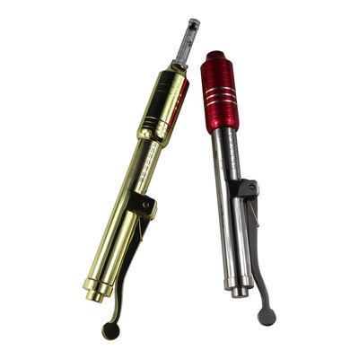 人の女性0.3ml 0.5mlのHyaluronic酸のペン20mgの十字はつながった